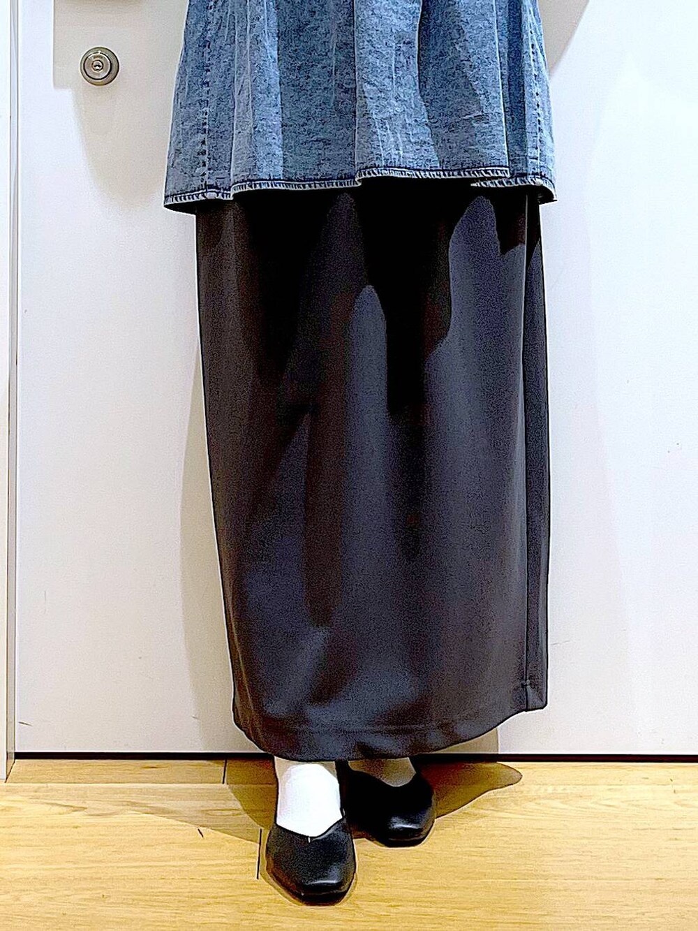 ブルー系のショルダーバッグ、ブラック系のパンプス、ブルー系のその他トップスを着用したレディースの春コーディネートの8枚目の写真