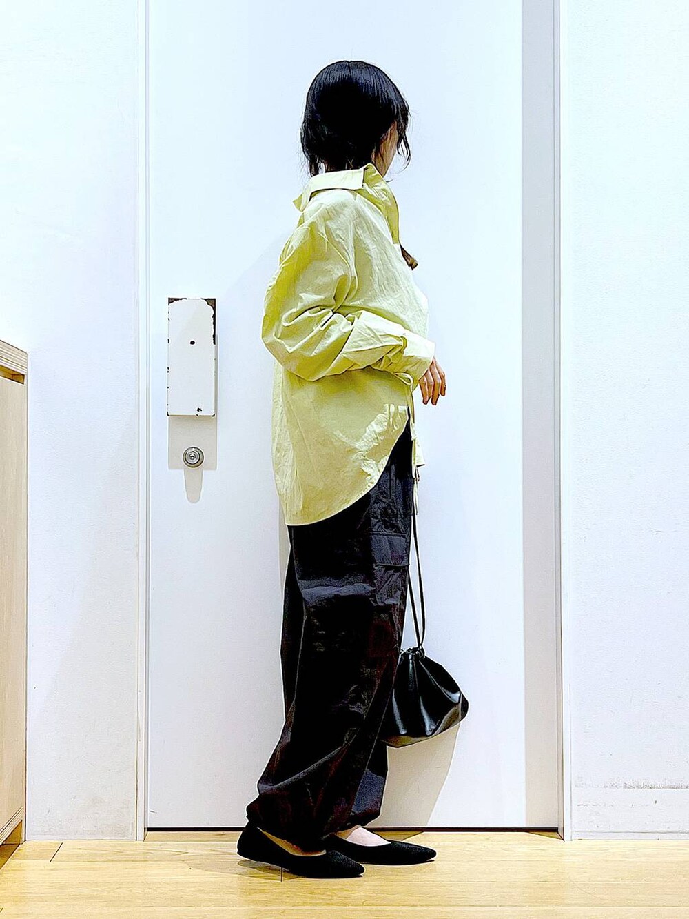 グリーン系のシャツ/ブラウス、ブラック系のショルダーバッグ、ブラック系のパンプスを着用したレディースの春コーディネートの4枚目の写真