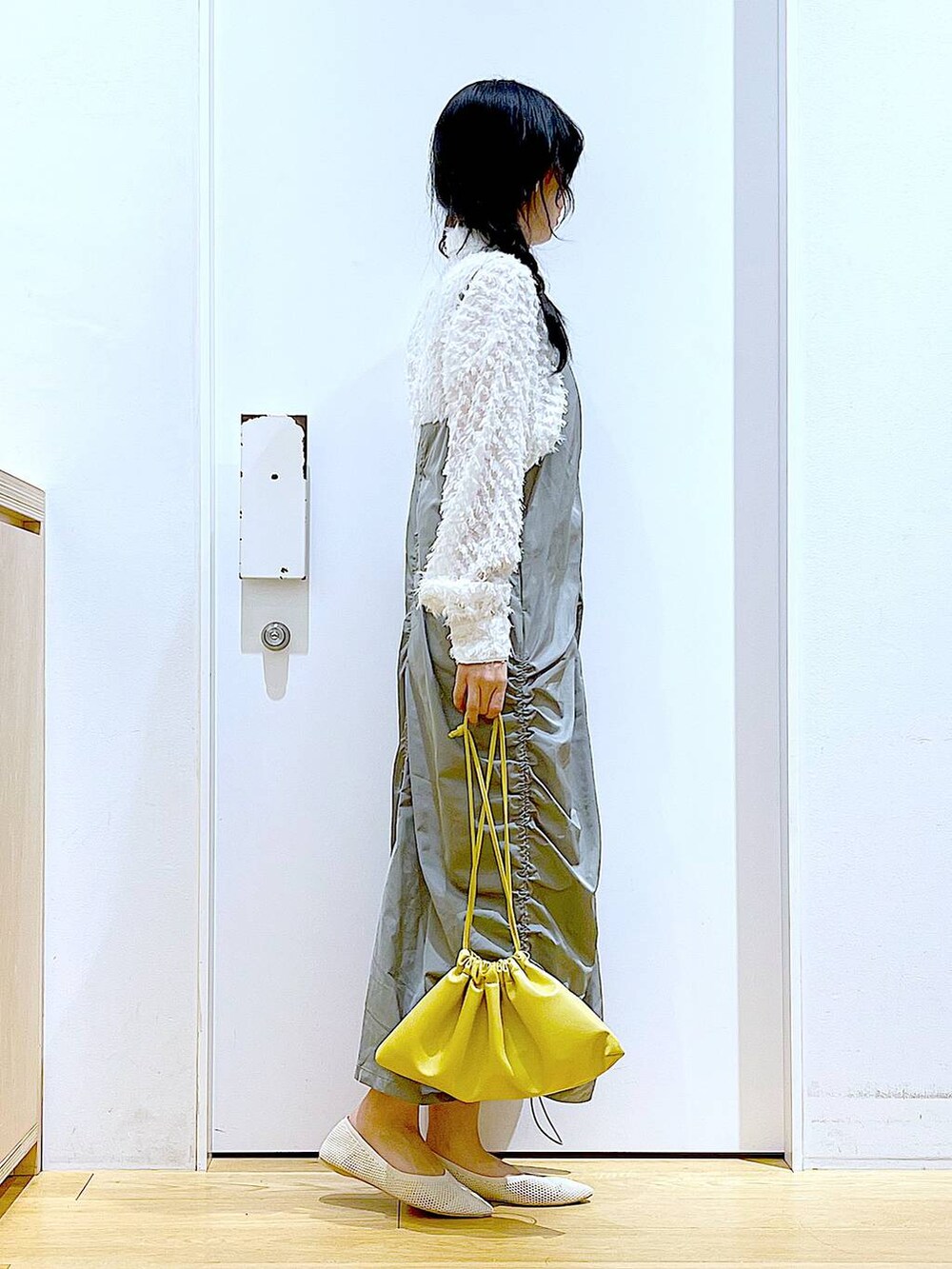 ホワイト系のシャツ/ブラウス、グリーン系のワンピース、イエロー系のショルダーバッグを着用したレディースの春コーディネートの4枚目の写真