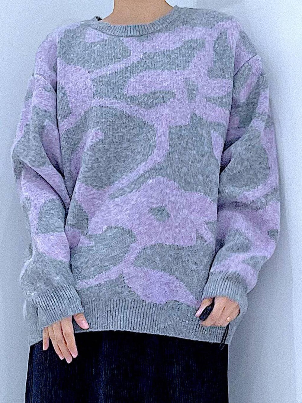 ブラック系のブーツ、グレー系のニット/セーター、ブラック系のスカートを着用したレディースの冬コーディネートの7枚目の写真