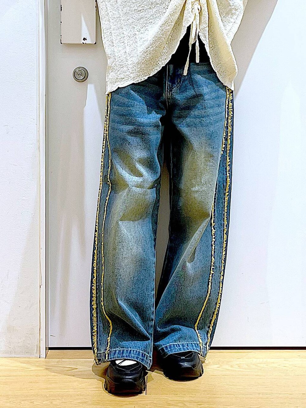 ブラック系のTシャツ/カットソー、シルバー系のショルダーバッグ、ブラック系のスニーカーを着用したレディースの春コーディネートの8枚目の写真