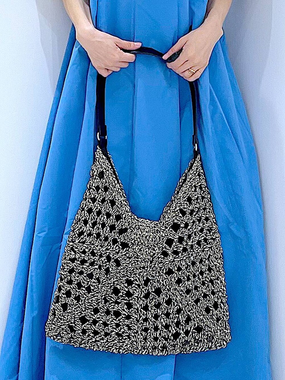 ブラック系のトートバッグ、ブラック系のサンダル、ブルー系のワンピースを着用したレディースの夏コーディネートの9枚目の写真