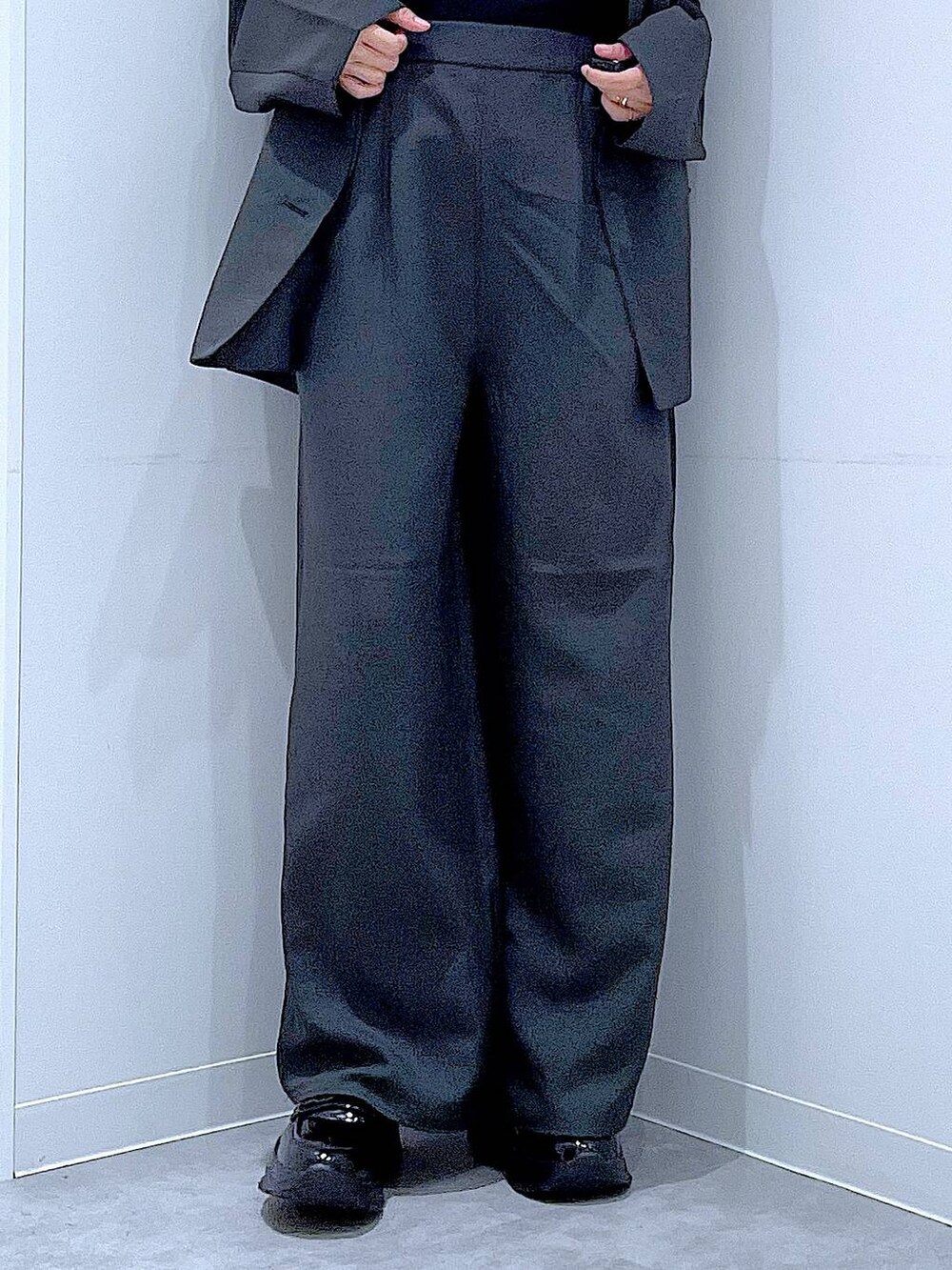 ブラック系のローファー、ベージュ系のハンドバッグ、グレー系のテーラードジャケットを着用したレディースの秋コーディネートの8枚目の写真