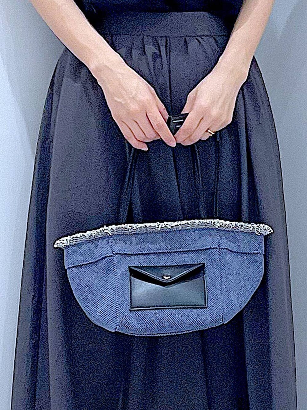 ブルー系のショルダーバッグ、ホワイト系のサンダル、グレー系のその他パンツを着用したレディースの夏コーディネートの9枚目の写真