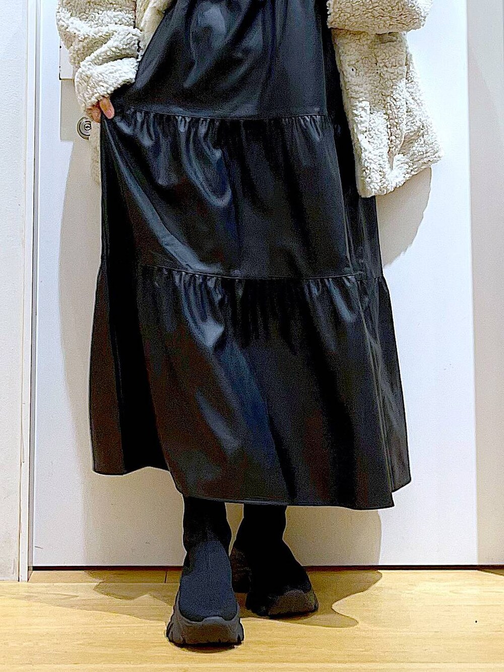 その他のニット/セーター、ピンク系のショルダーバッグ、ブラック系のブーツを着用したレディースの冬コーディネートの8枚目の写真