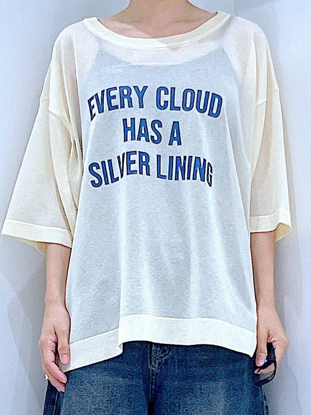 ブルー系のデニムパンツ、ブラック系のバックパック/リュック、ブラック系のサンダルを着用したレディースの夏コーディネートの7枚目の写真