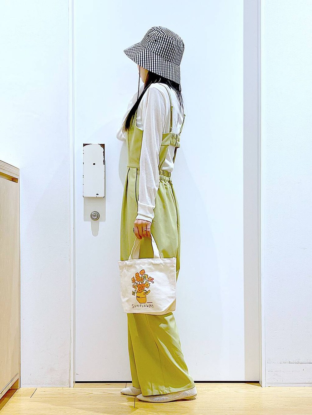 その他のトートバッグ、ホワイト系のパンプス、イエロー系のサロペット/オーバーオールを着用したレディースの春コーディネートの3枚目の写真