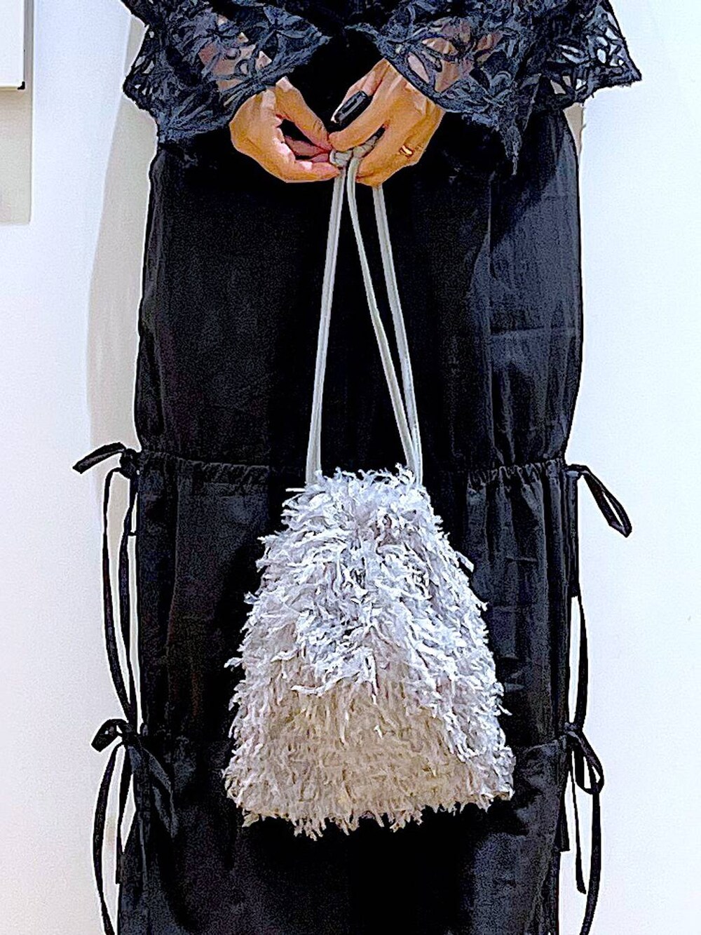 グレー系のショルダーバッグ、ブラック系のローファー、ブラック系のニット/セーターを着用したレディースの秋コーディネートの9枚目の写真