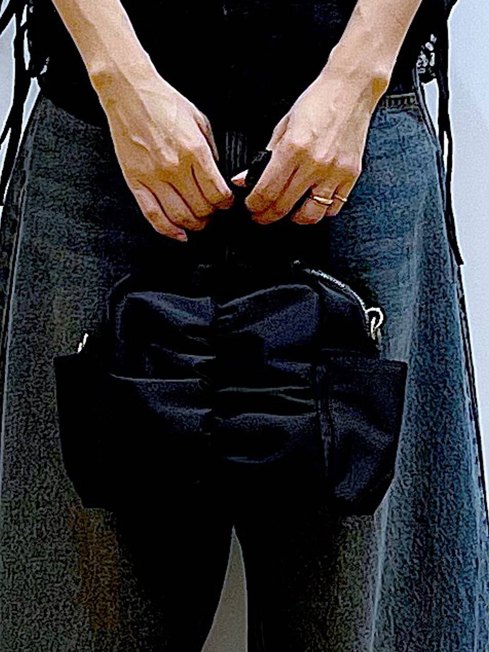 ブルー系のデニムパンツ、シルバー系のパンプス、ブラック系のTシャツ/カットソーを着用したレディースの夏コーディネートの9枚目の写真