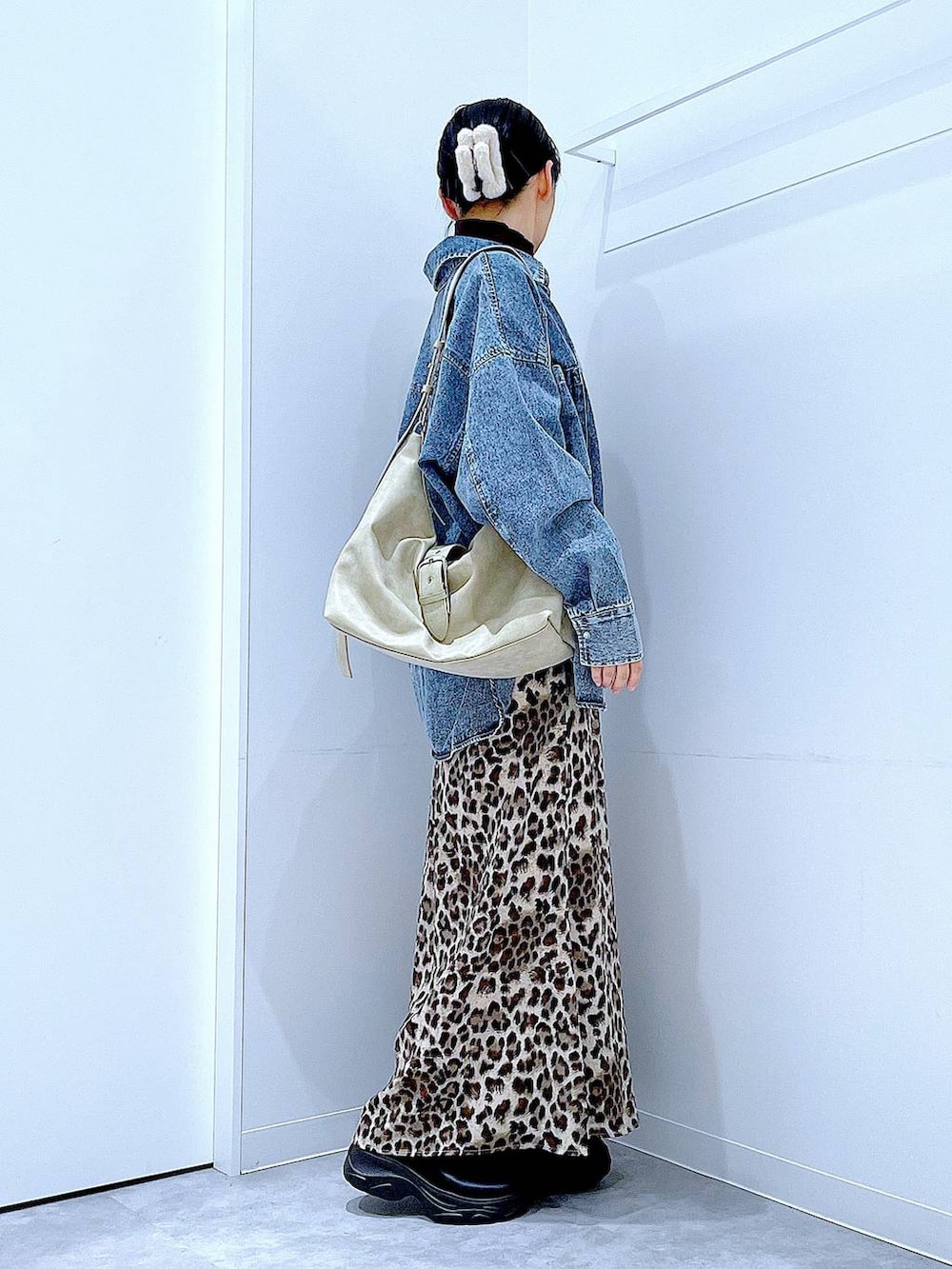 ブルー系のシャツ/ブラウス、ブラウン系のニット/セーター、ブラウン系のスカートを着用したレディースの冬コーディネートの4枚目の写真