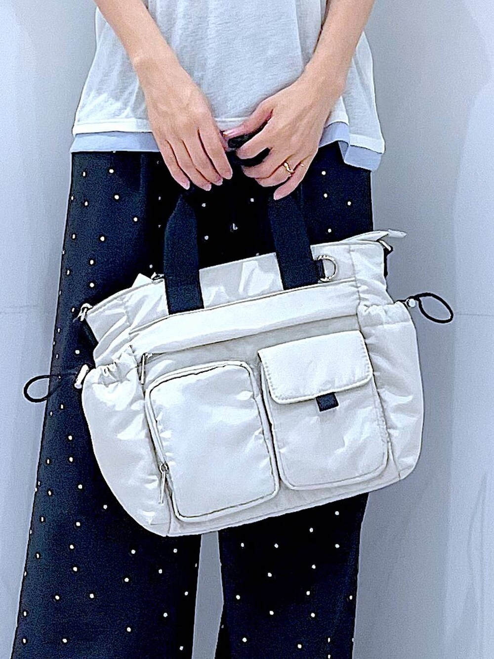 その他のその他パンツ、ホワイト系のトートバッグ、ホワイト系のTシャツ/カットソーを着用したレディースの夏コーディネートの9枚目の写真