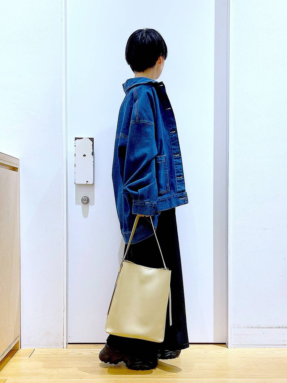 「リラックス、若見え、ゆったり、休日コーデ、骨格ウェーブ、LAKOLE、デニムジャケット、ロンT、スカート、春コーデ、おでかけ、シンプルコーデ、オーバーサイズ、ブーツ、トートバッグ」｜「LAKOLEのニットスニーカーソールブーツ / 140064（ブーツ、ブラック系）」を使った、あおき@LAKOLE海老名さん（レディース・156cm）の冬コーディネートの4枚目の写真