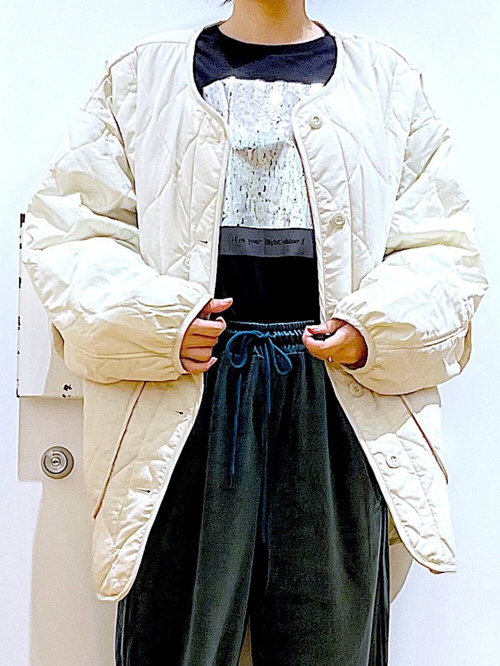 ベージュ系のブルゾン、ブラック系のTシャツ/カットソー、ブラック系のブーツを着用したレディースの冬コーディネートの7枚目の写真