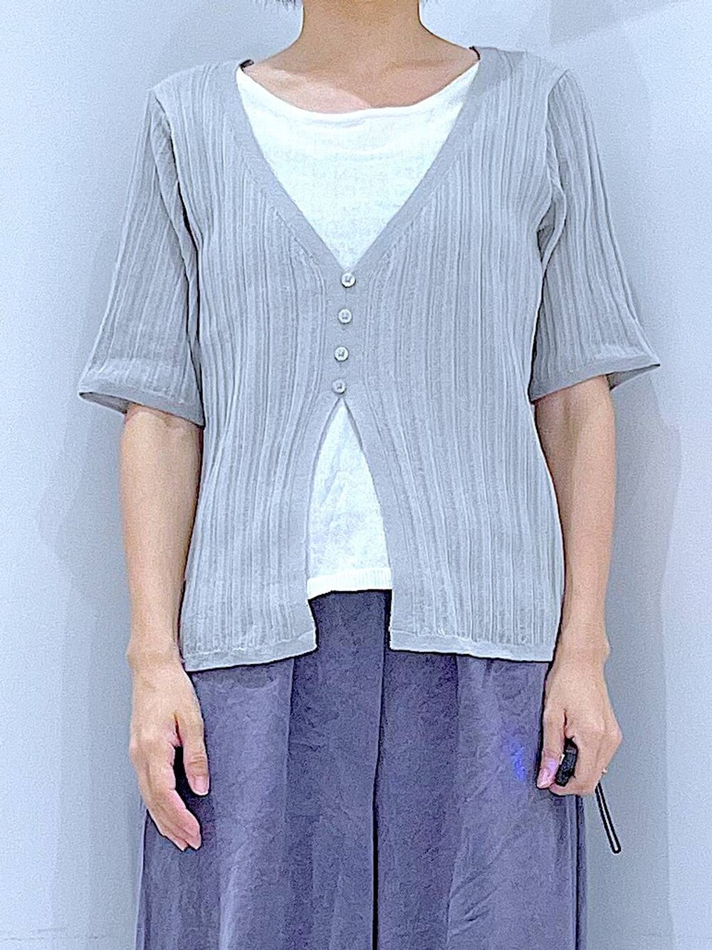 ブラック系のショルダーバッグ、ブラック系のローファー、グレー系のニット/セーターを着用したレディースの秋コーディネートの7枚目の写真