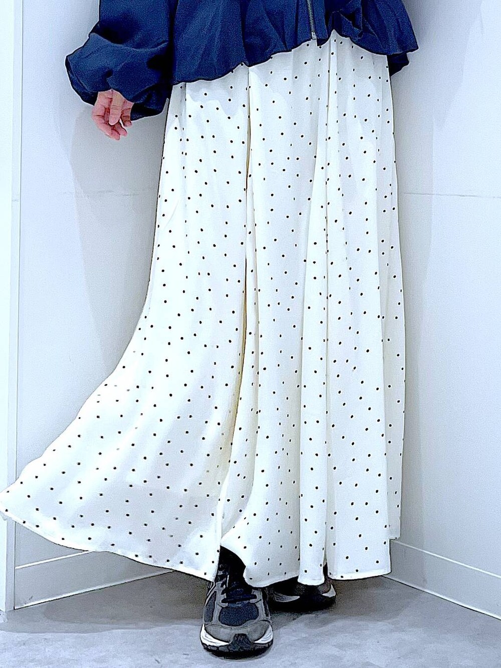 ブルー系のブルゾン、ブラック系のTシャツ/カットソー、ホワイト系のスカートを着用したレディースの春コーディネートの8枚目の写真