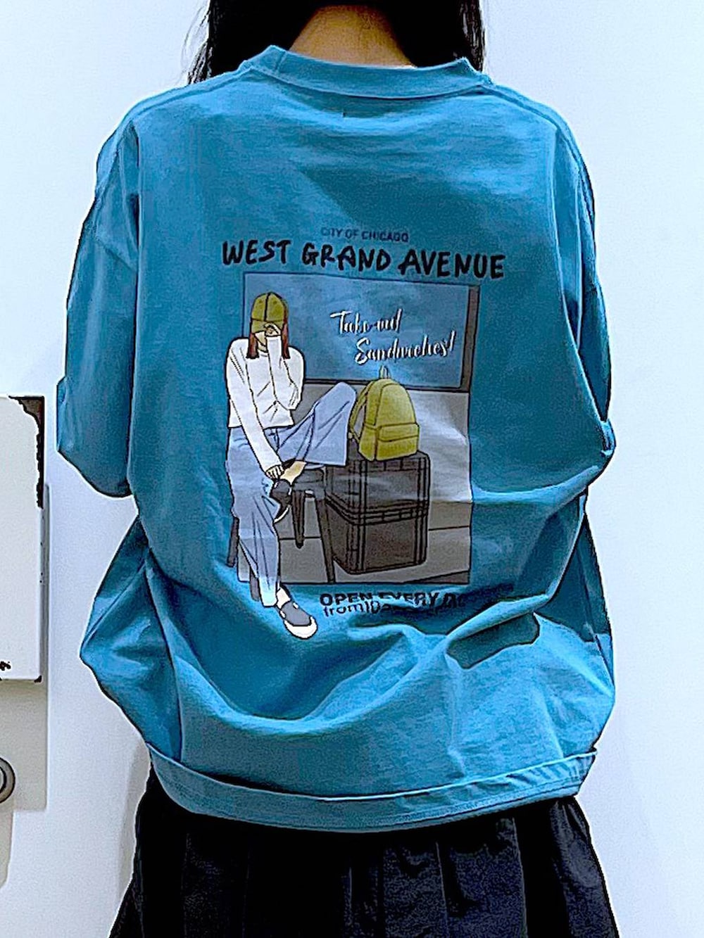 グリーン系のTシャツ/カットソー、ベージュ系のブーツ、ホワイト系のショルダーバッグを着用したレディースの春コーディネートの7枚目の写真