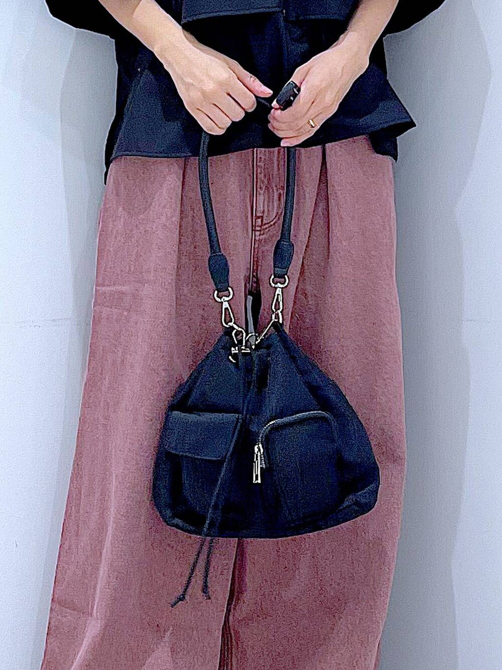 ブラック系のスニーカー、ブラック系のショルダーバッグ、ブラック系のシャツ/ブラウスを着用したレディースの秋コーディネートの9枚目の写真