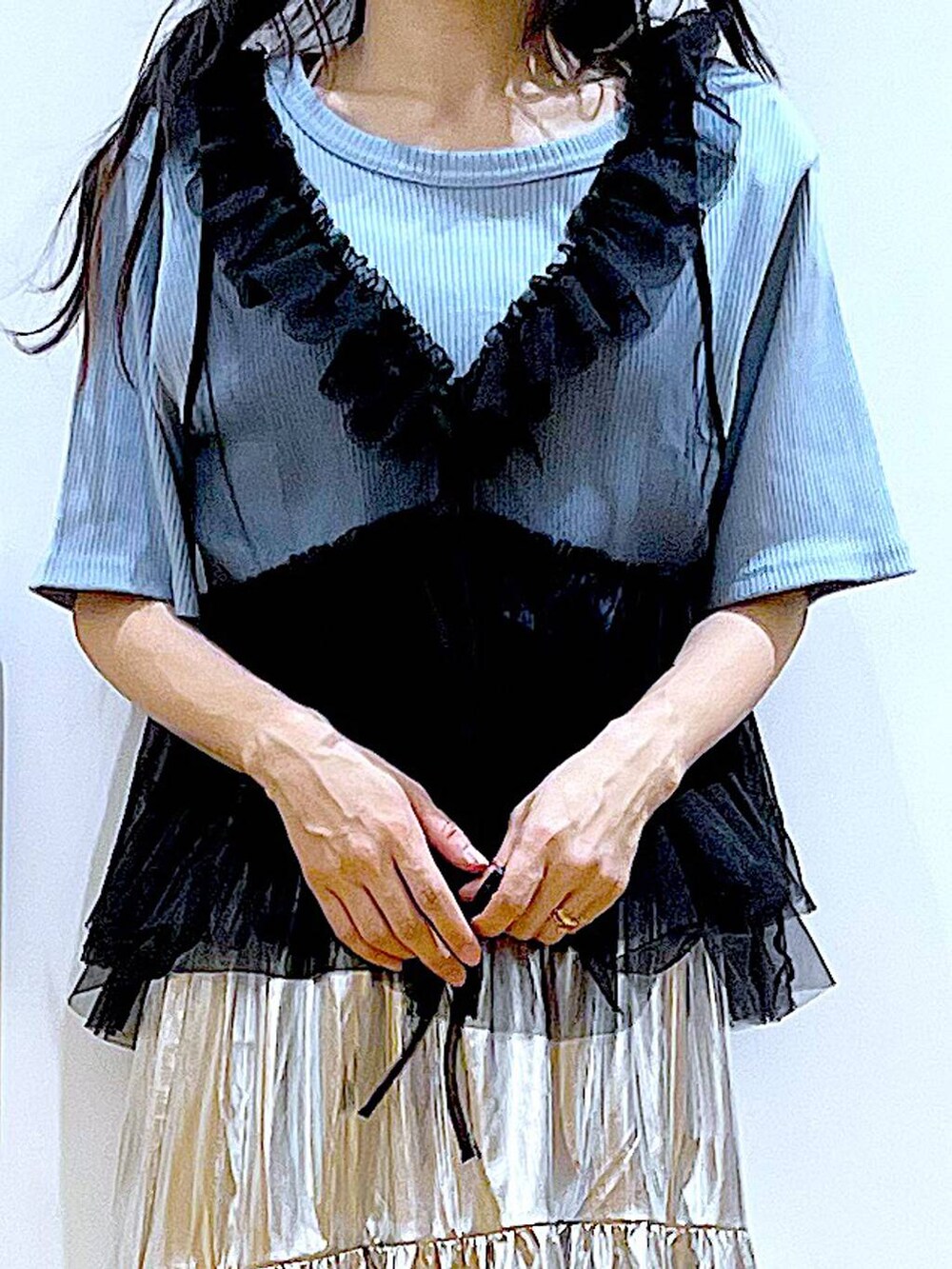 ブラック系のサンダル、ブルー系のTシャツ/カットソー、ブラック系のベストを着用したレディースの夏コーディネートの7枚目の写真