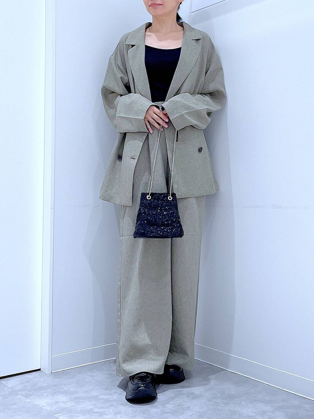 ブラック系のショルダーバッグ、ブラック系のローファー、ブラウン系のテーラードジャケットを着用したレディースの秋コーディネートの6枚目の写真