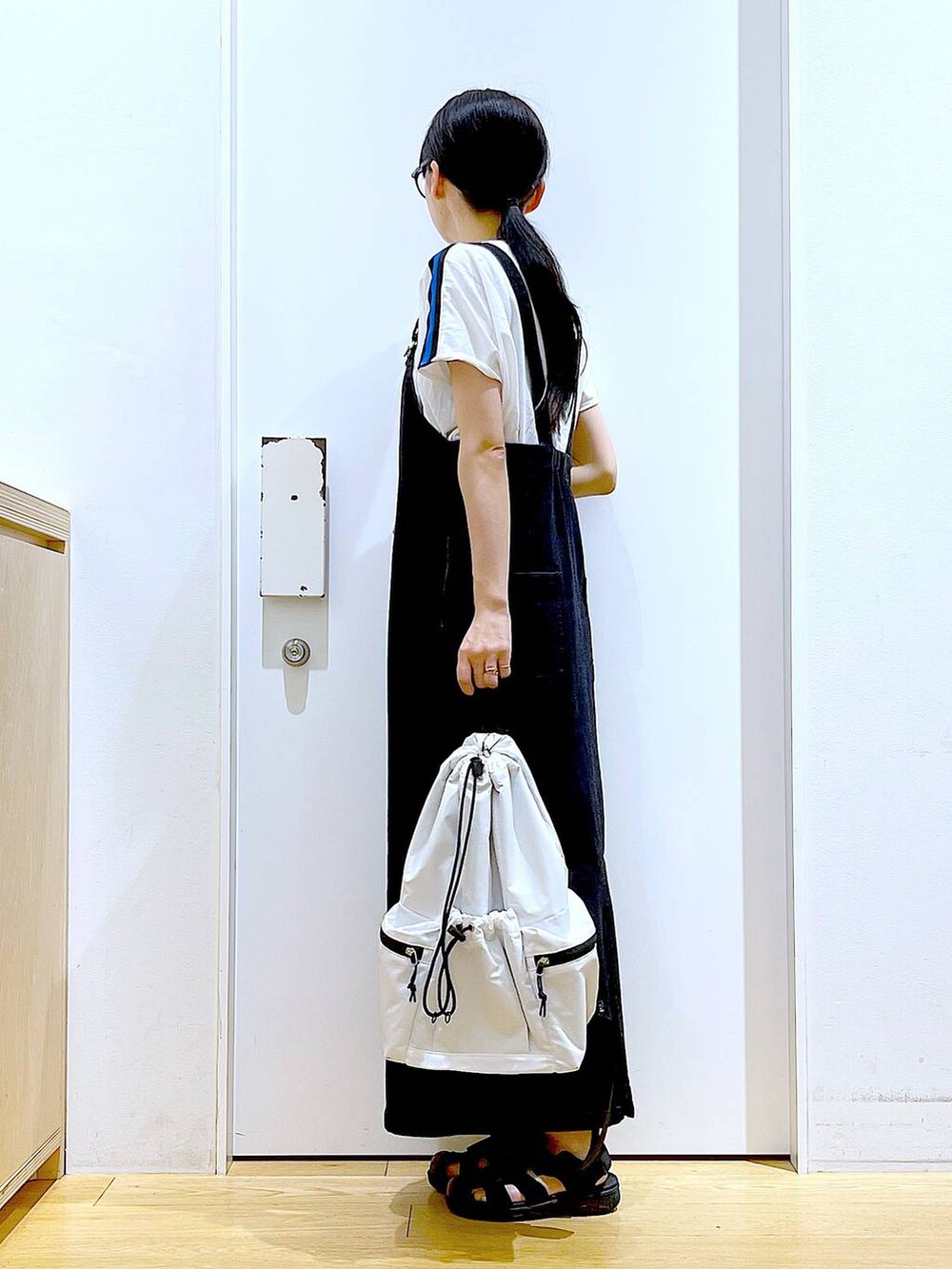 「LAKOLE、リラックス、若見え、ゆったり、休日コーデ、骨格ウェーブ、スカート、Tシャツ、カジュアルコーデ、シンプルコーデ、メガネ、夏コーデ、ショルダーバッグ、サンダル、楽ちんコーデ」｜「LAKOLEのデニムジャンスカ / 102219（ジャンパースカート、グレー系）」を使った、あおき@LAKOLE海老名さん（レディース・156cm）の夏コーディネートの3枚目の写真