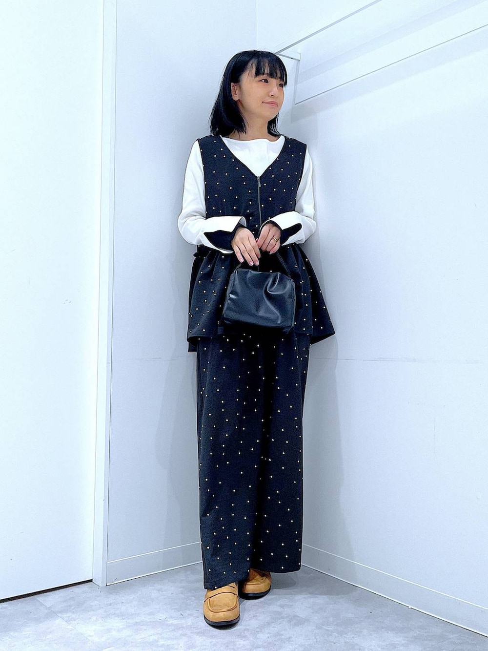 その他のその他パンツ、ブラック系のショルダーバッグ、ホワイト系のニット/セーターを着用したレディースの春コーディネートの2枚目の写真