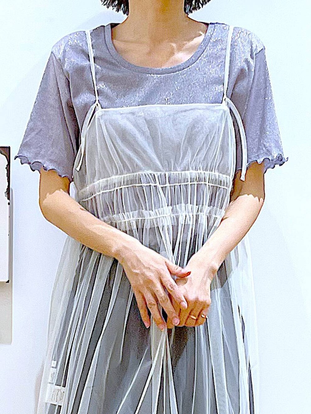 その他のパンプス、ホワイト系のワンピース、ホワイト系のワンピースを着用したレディースの夏コーディネートの7枚目の写真