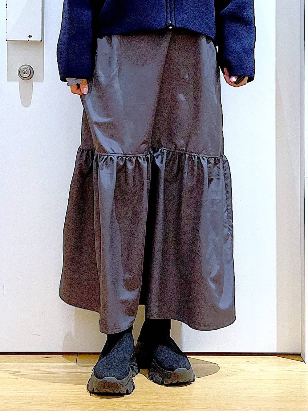 ブルー系のTシャツ/カットソー、ブラック系のブーツ、ブルー系のショルダーバッグを着用したレディースの春コーディネートの8枚目の写真