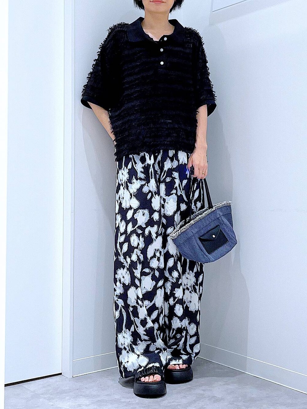 ブルー系のショルダーバッグ、ブラック系のサンダル、ブラック系のその他パンツを着用したレディースの夏コーディネートの6枚目の写真