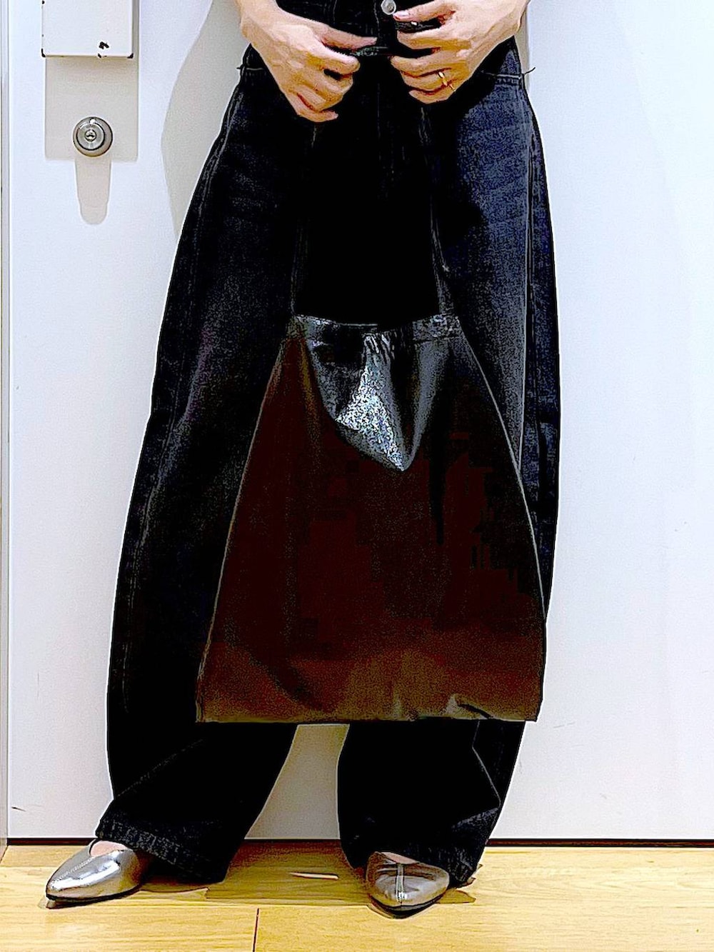 ブラック系のトートバッグ、その他のパンプス、ブラック系のデニムパンツを着用したレディースの夏コーディネートの9枚目の写真