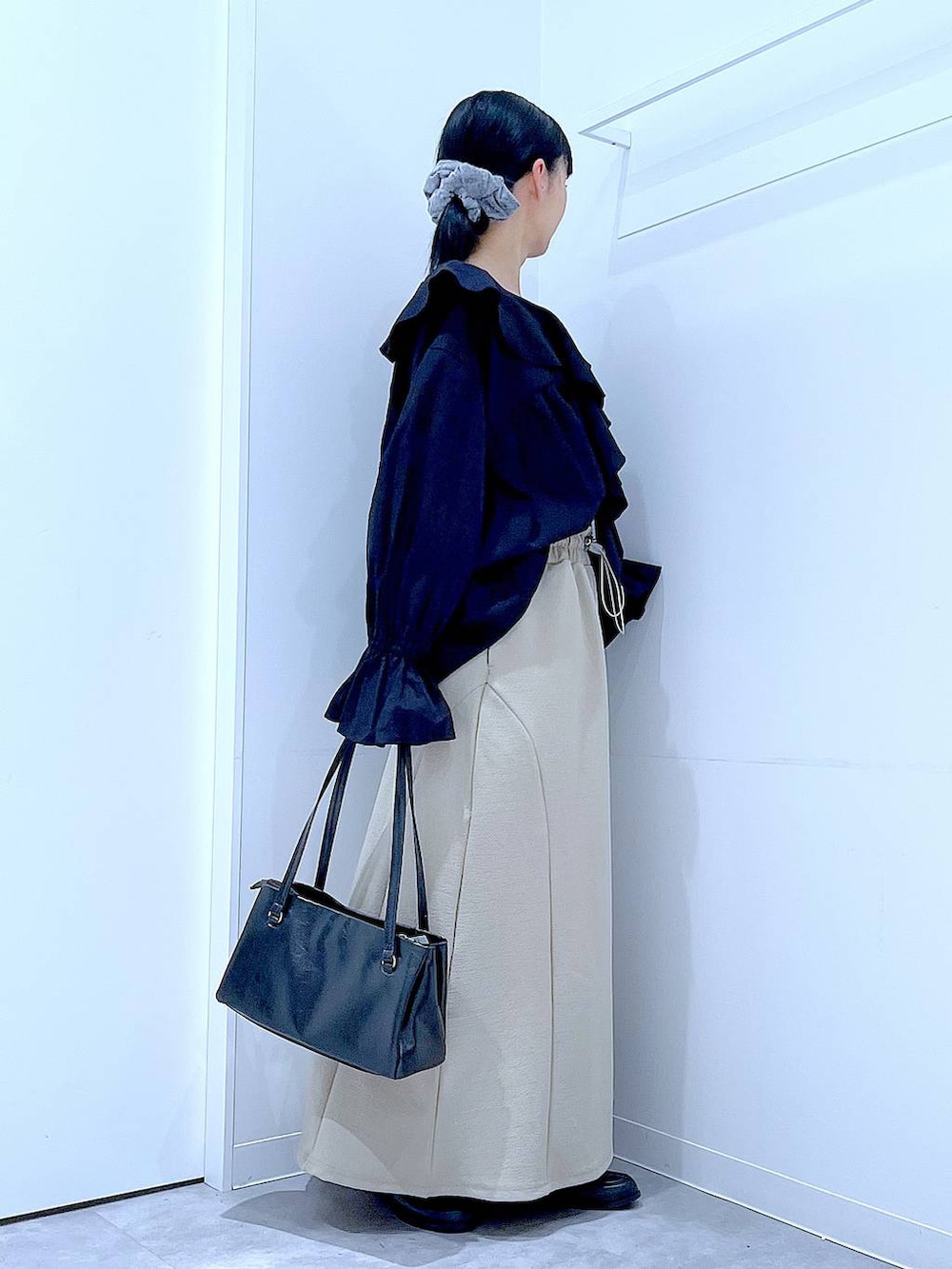 ブラック系のハンドバッグ、ブラック系のローファー、ブラック系のシャツ/ブラウスを着用したレディースの春コーディネートの4枚目の写真