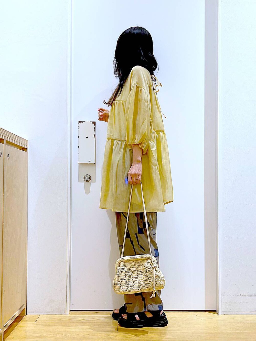 グレー系のその他パンツ、ホワイト系のショルダーバッグ、ブラック系のサンダルを着用したレディースの夏コーディネートの3枚目の写真