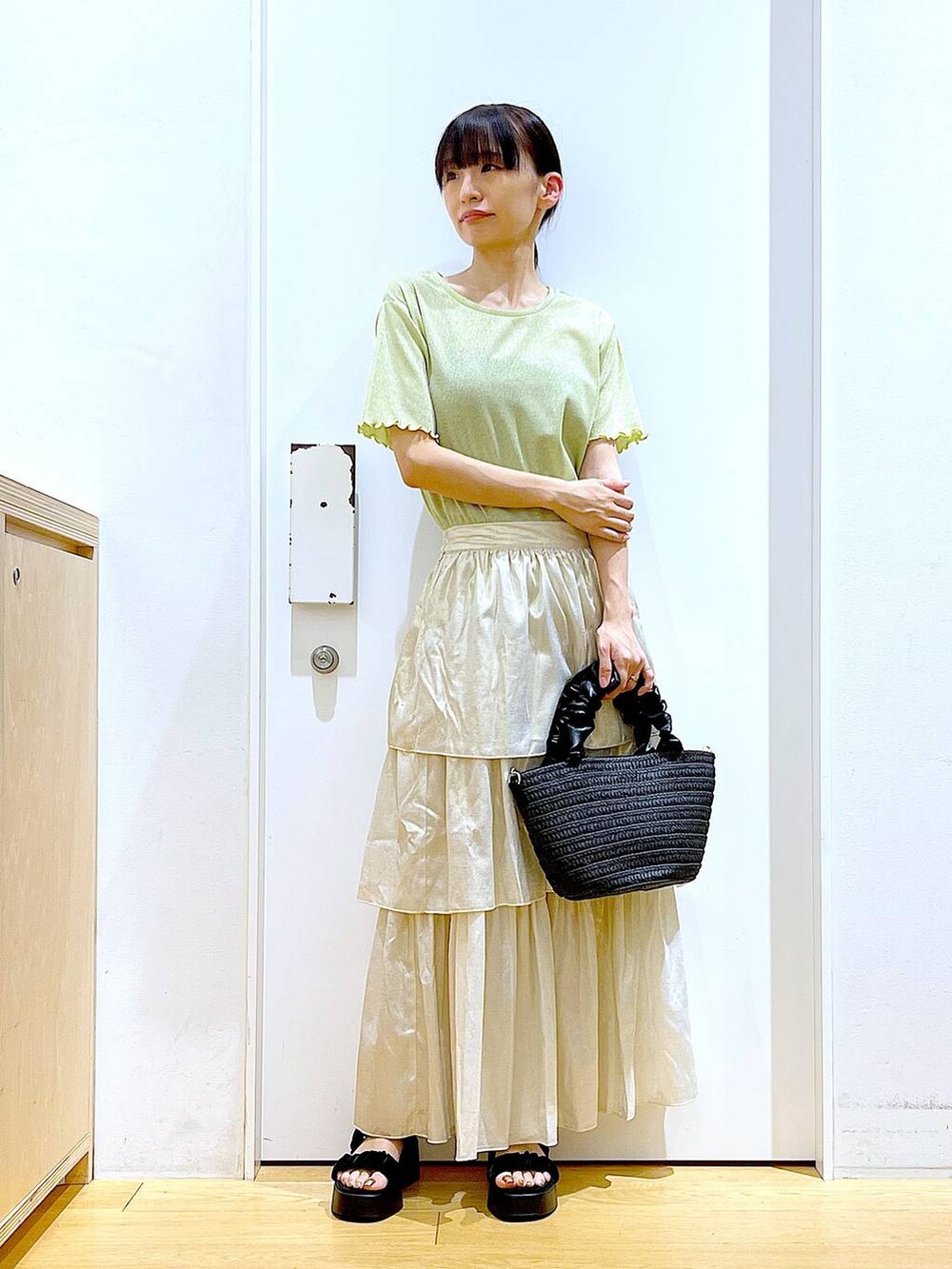 ブラック系のサンダル、ブラック系のショルダーバッグ、グリーン系のTシャツ/カットソーを着用したレディースの夏コーディネートの2枚目の写真