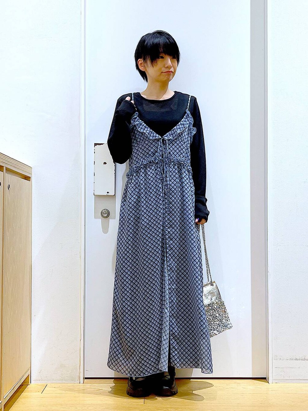 ブラック系のスニーカー、ブラック系のTシャツ/カットソー、その他のショルダーバッグを着用したレディースの春コーディネートの2枚目の写真