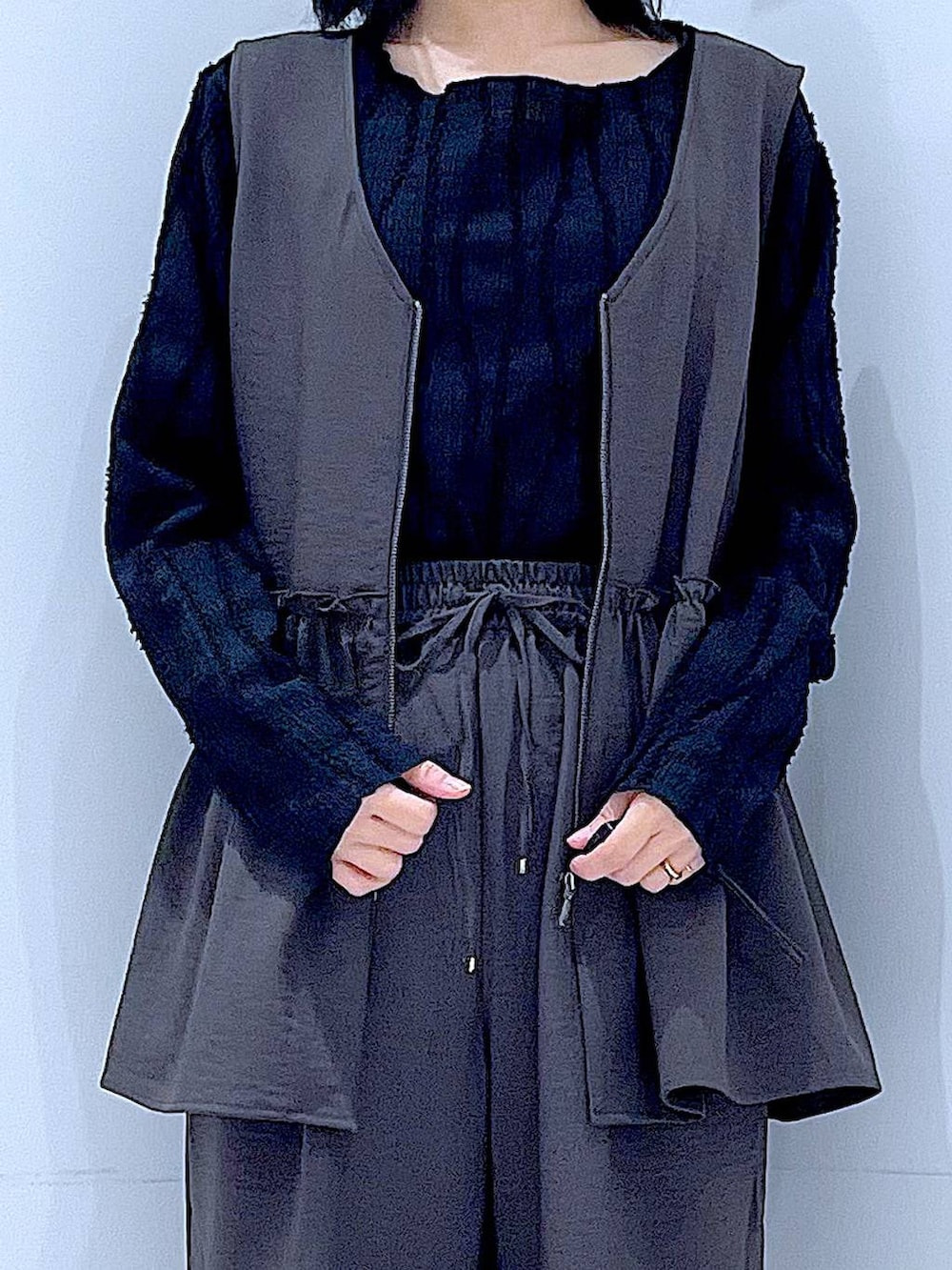 グレー系のその他パンツ、ブラック系のTシャツ/カットソー、ブラック系のショルダーバッグを着用したレディースの春コーディネートの7枚目の写真