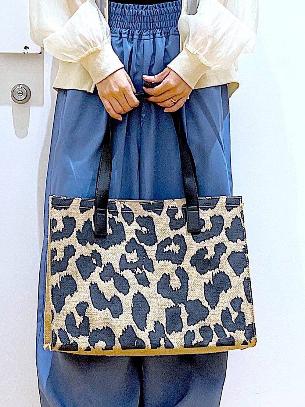 ブラック系のサンダル、ベージュ系のブルゾン、ブラック系のTシャツ/カットソーを着用したレディースの夏コーディネートの9枚目の写真