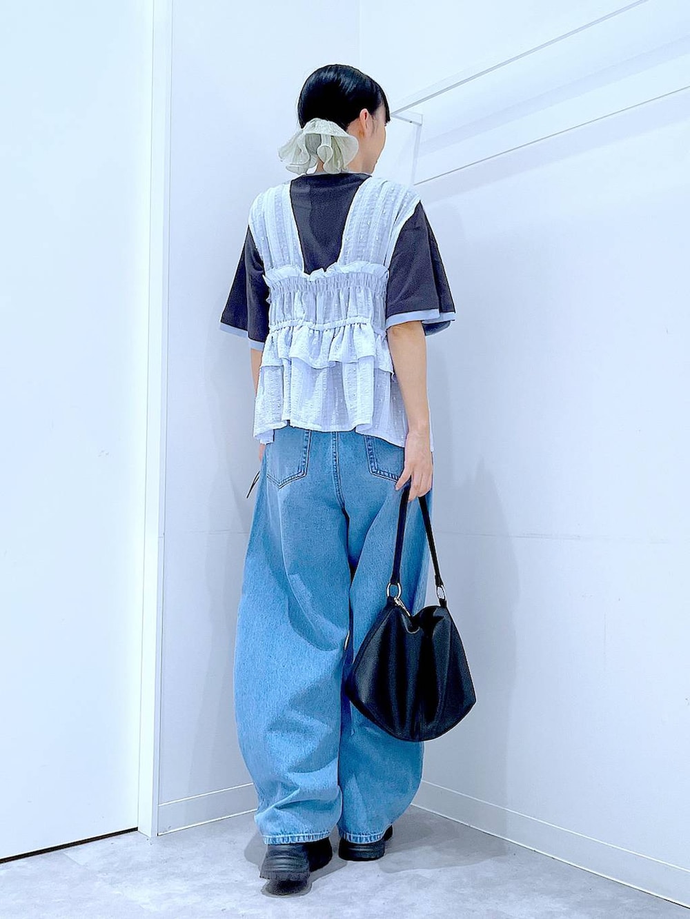 グレー系のTシャツ/カットソー、ブルー系のデニムパンツ、ブルー系のベストを着用したレディースの夏コーディネートの5枚目の写真
