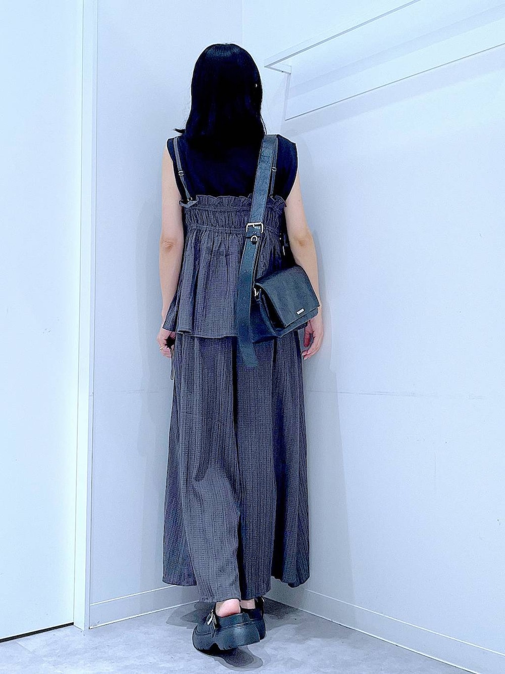 グレー系のその他パンツ、グレー系のキャミソール、ブラック系のショルダーバッグを着用したレディースの夏コーディネートの5枚目の写真