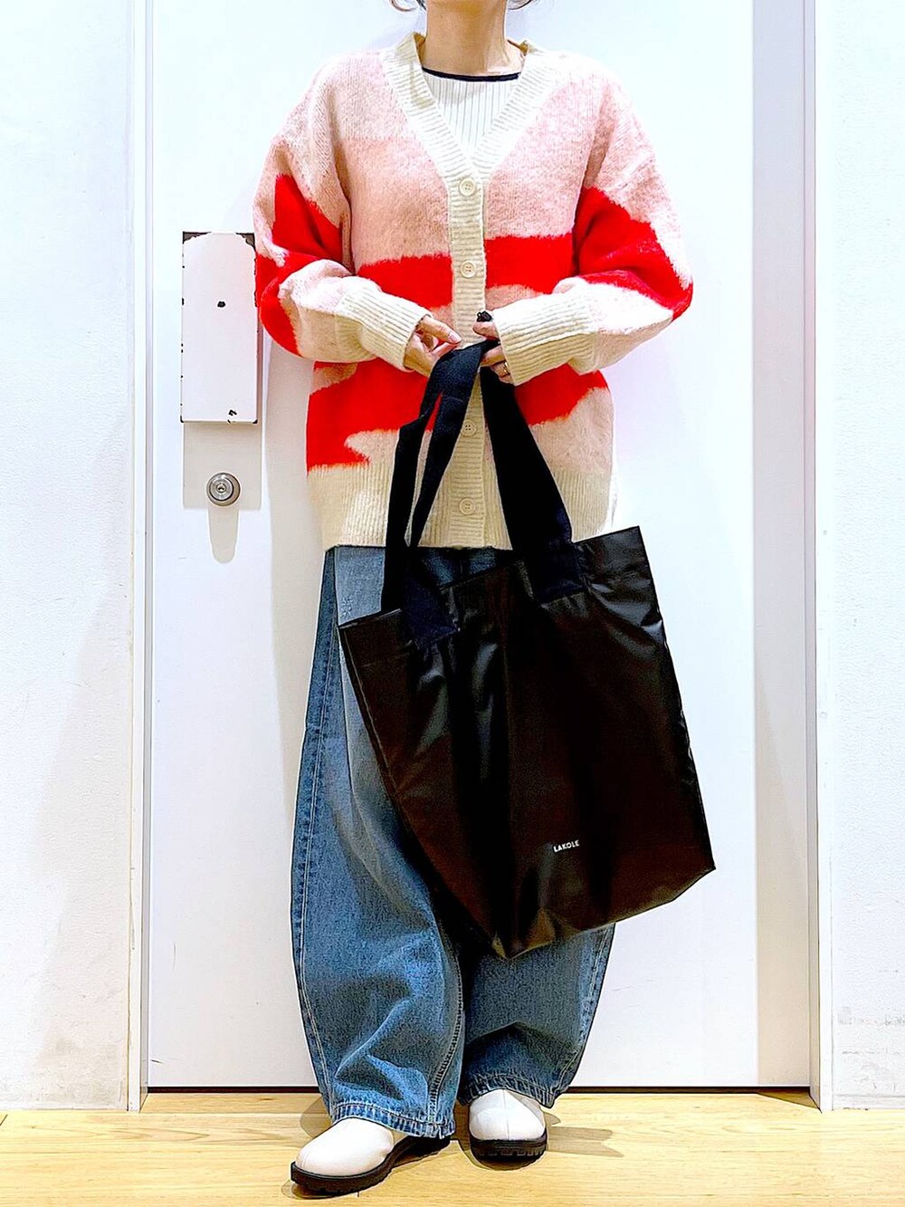 ベージュ系のブーツ、ベージュ系のニット/セーター、ブルー系のデニムパンツを着用したレディースの冬コーディネートの6枚目の写真