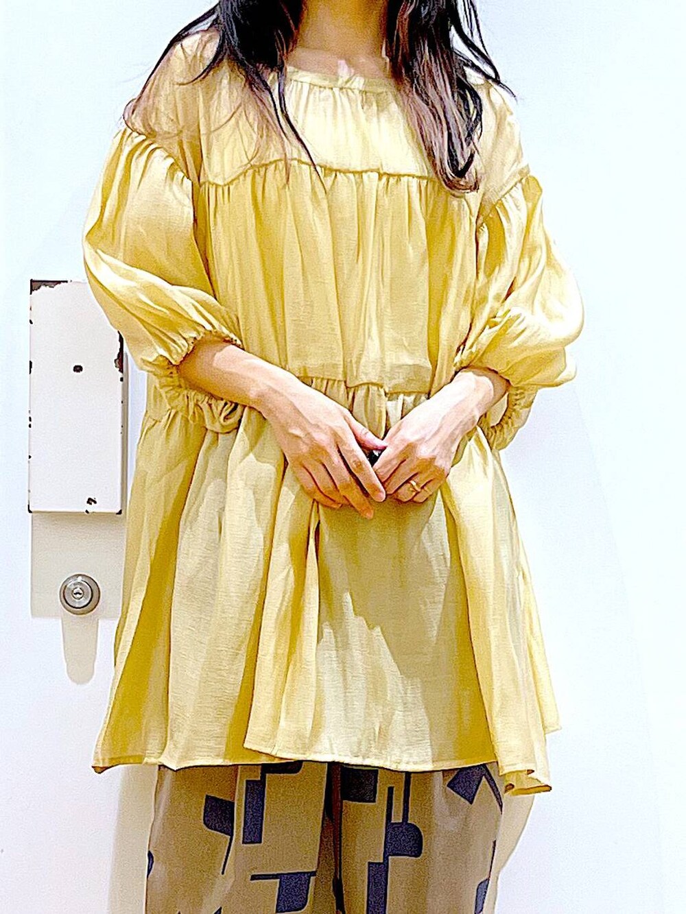 グレー系のその他パンツ、ホワイト系のショルダーバッグ、ブラック系のサンダルを着用したレディースの夏コーディネートの7枚目の写真