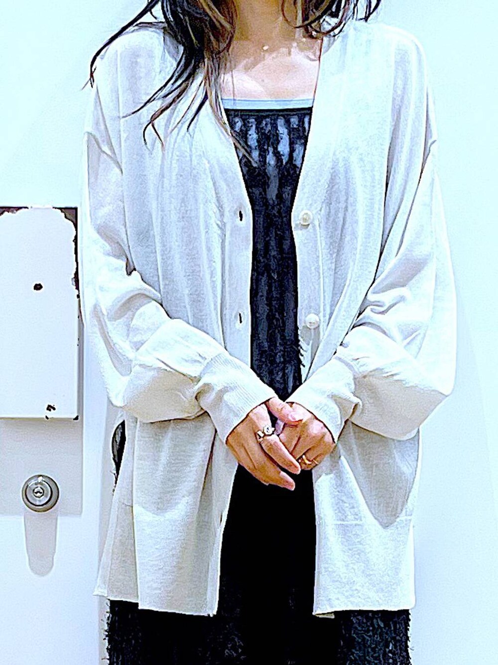 その他のショルダーバッグ、ブルー系のデニムパンツ、ブルー系のニット/セーターを着用したレディースの夏コーディネートの7枚目の写真