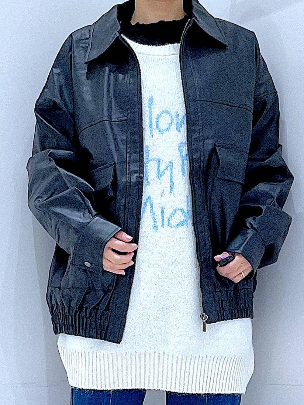 ブラック系のブルゾン、ブラック系のブーツ、ブラック系のショルダーバッグを着用したレディースの冬コーディネートの7枚目の写真