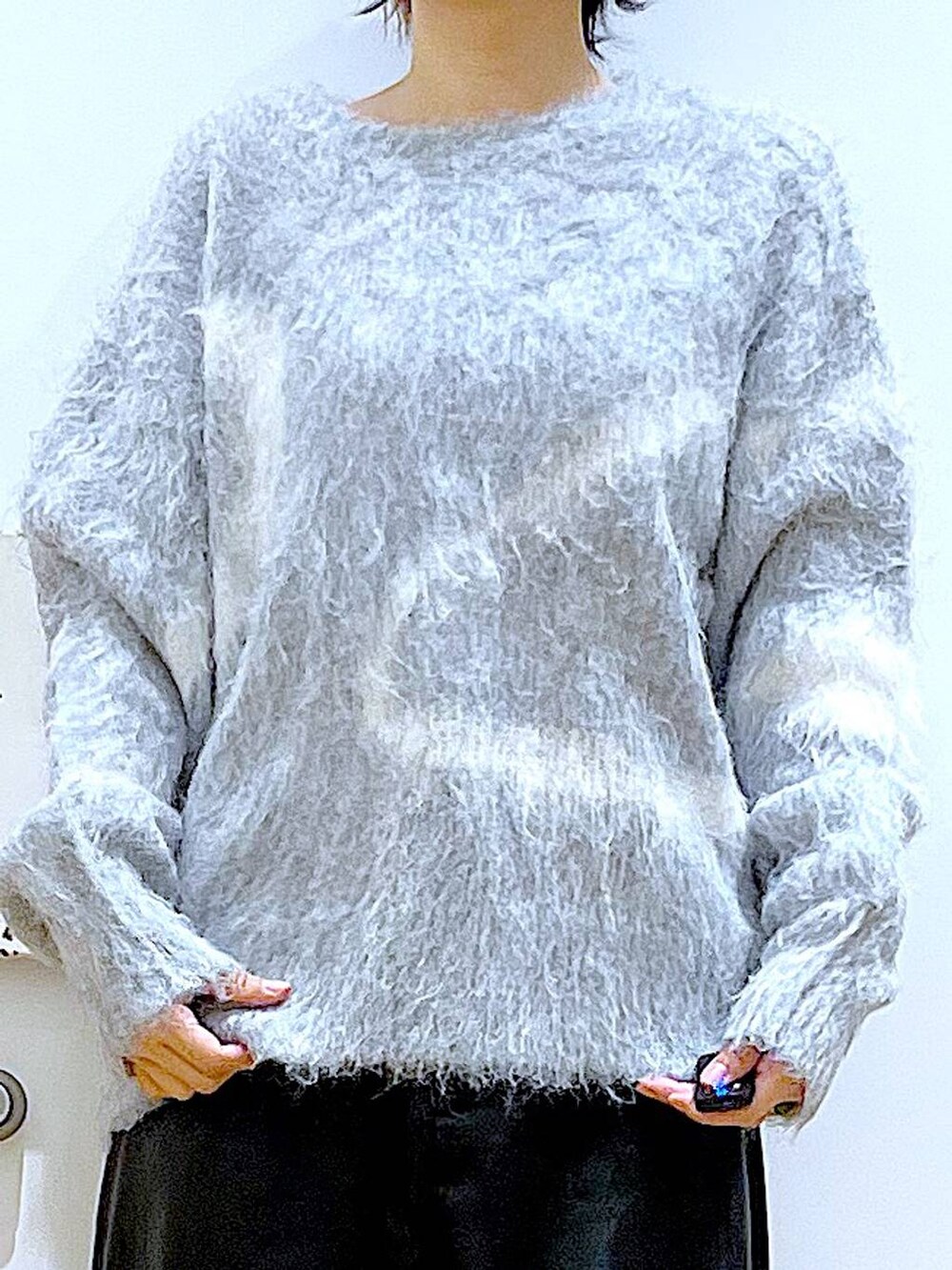グレー系のニット/セーター、ブラック系のブーツ、ブラック系のその他パンツを着用したレディースの冬コーディネートの7枚目の写真