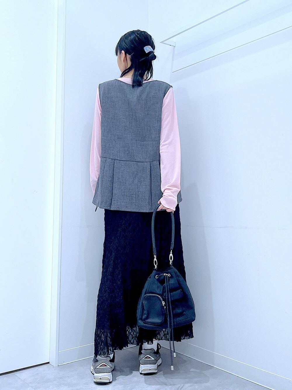 ピンク系のTシャツ/カットソー、ブラック系のスカート、ブラック系のショルダーバッグを着用したレディースの春コーディネートの5枚目の写真