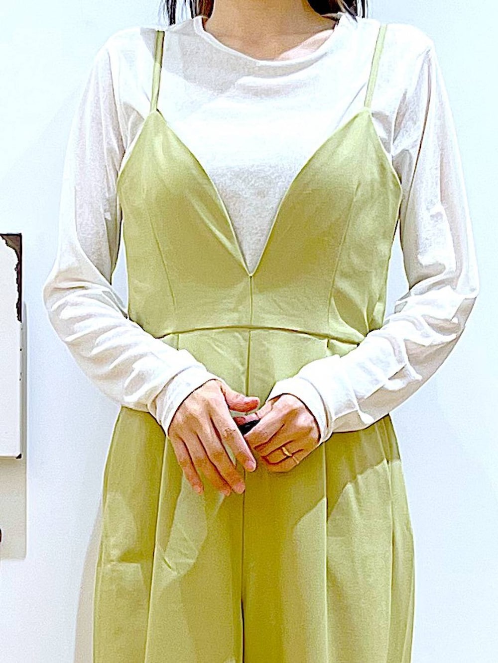 その他のトートバッグ、ホワイト系のパンプス、イエロー系のサロペット/オーバーオールを着用したレディースの春コーディネートの7枚目の写真