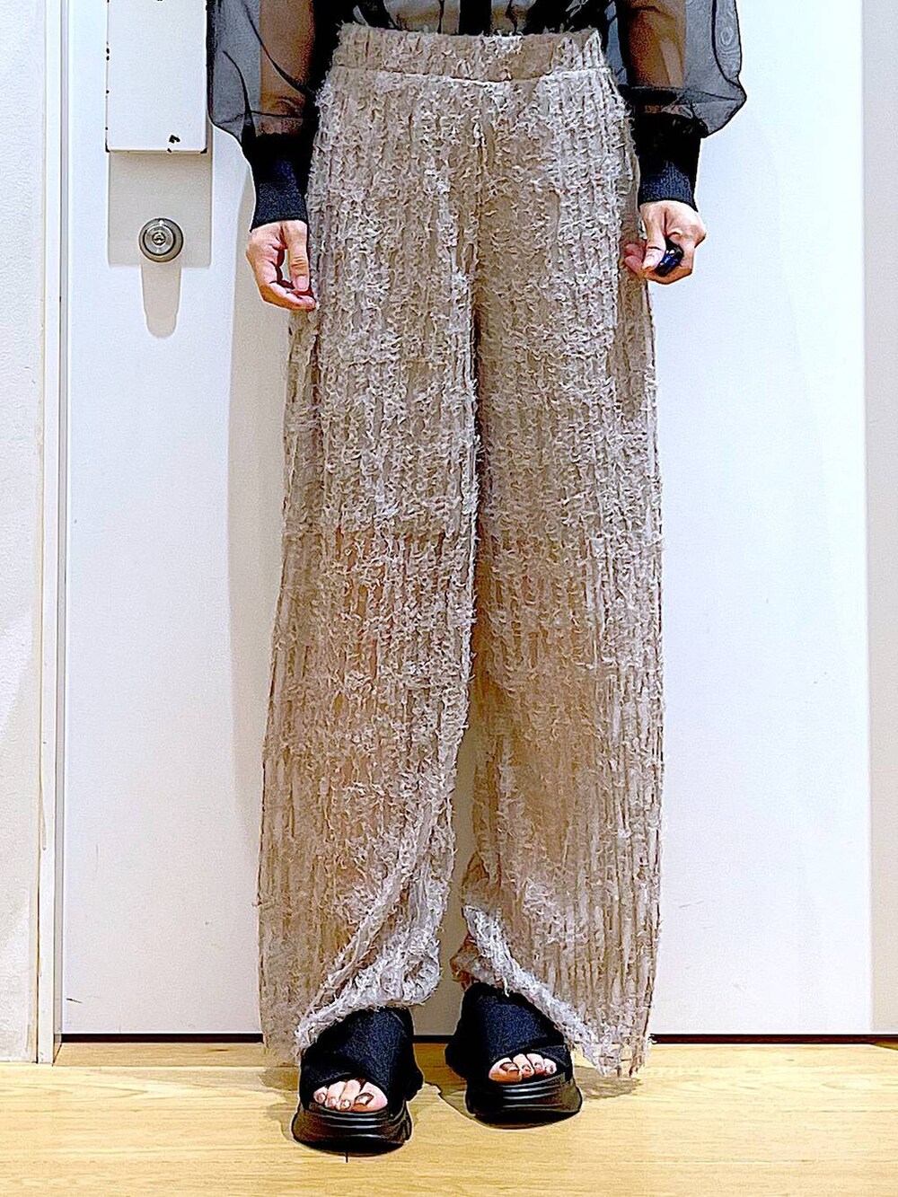 ブラック系のショルダーバッグ、ブラック系のサンダル、ブラック系のカーディガン/ボレロを着用したレディースの夏コーディネートの8枚目の写真