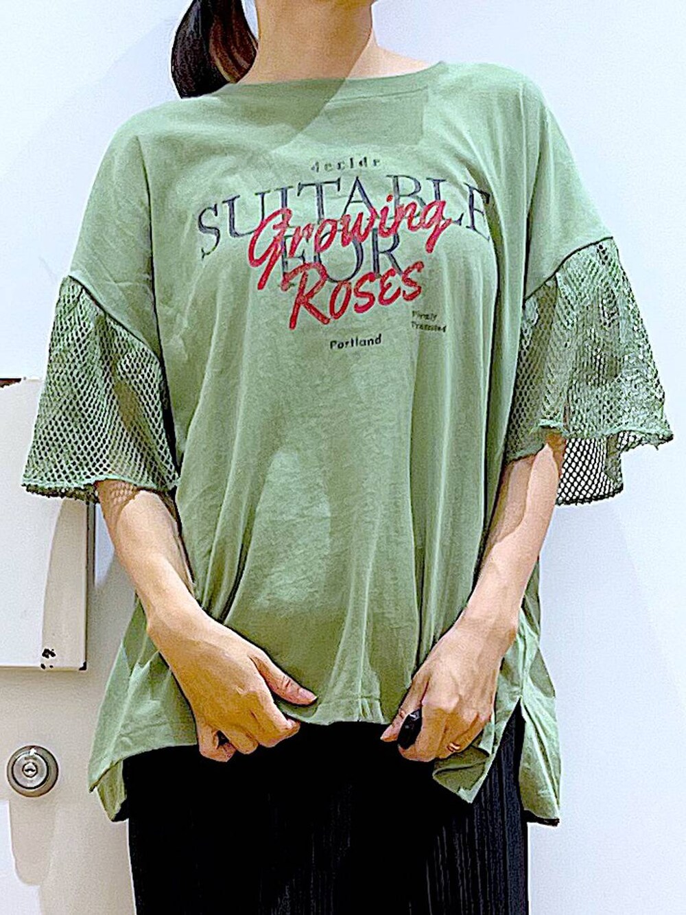 ブラック系のサンダル、その他のトートバッグ、ブラック系のその他パンツを着用したレディースの秋コーディネートの7枚目の写真