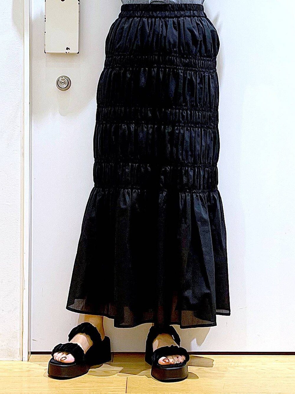 ブラック系のサンダル、ブラック系のショルダーバッグ、ブルー系のTシャツ/カットソーを着用したレディースの夏コーディネートの8枚目の写真