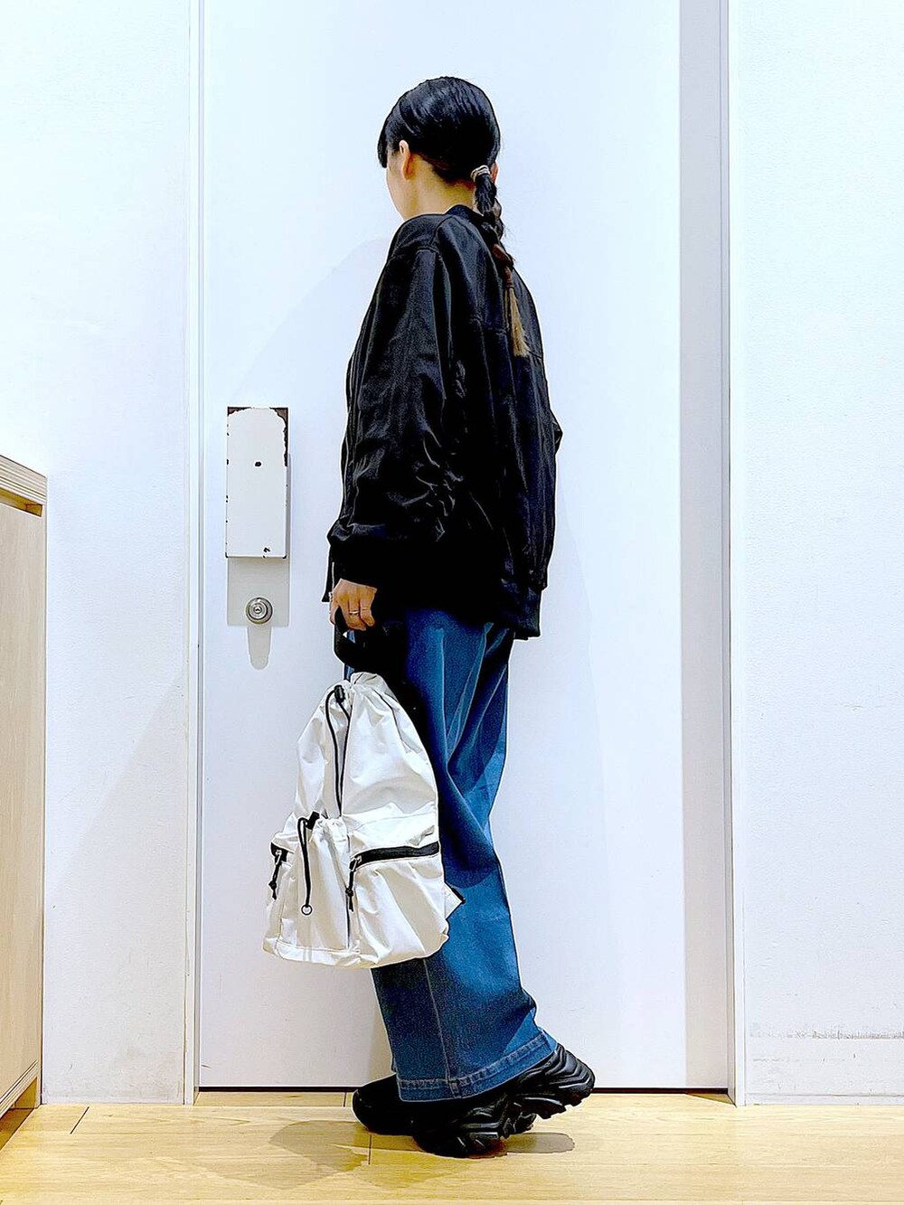 「リラックス、若見え、ゆったり、休日コーデ、骨格ウェーブ、LAKOLE、春コーデ、春アウター、カジュアル、デニムパンツ、ワイドパンツ、ロンT、おでかけ、ショルダーバッグ、スニーカー」｜「LAKOLEのワンタックワイドデニム / 102224（デニムパンツ、ブルー系）」を使った、あおき@LAKOLE海老名さん（レディース・156cm）の春コーディネートの3枚目の写真