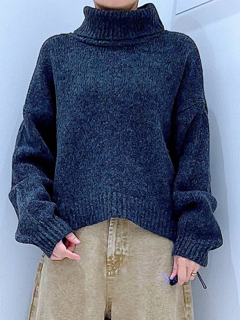 ベージュ系のデニムパンツ、ブラック系のブーツ、グレー系のニット/セーターを着用したレディースの冬コーディネートの7枚目の写真