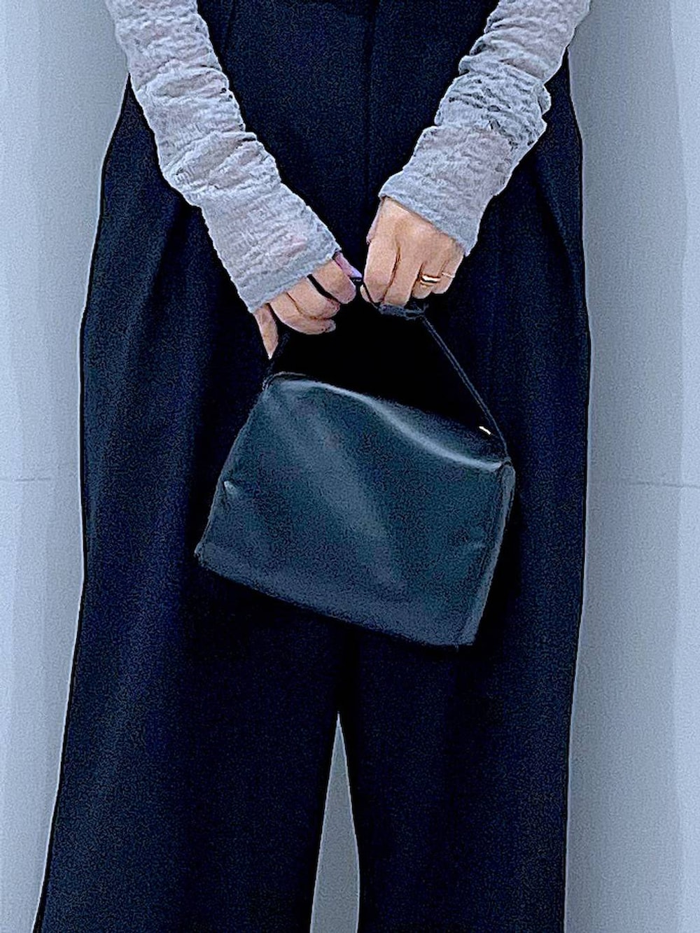 ブラック系のショルダーバッグ、ブラック系のローファー、ブラック系のサロペット/オーバーオールを着用したレディースの冬コーディネートの9枚目の写真